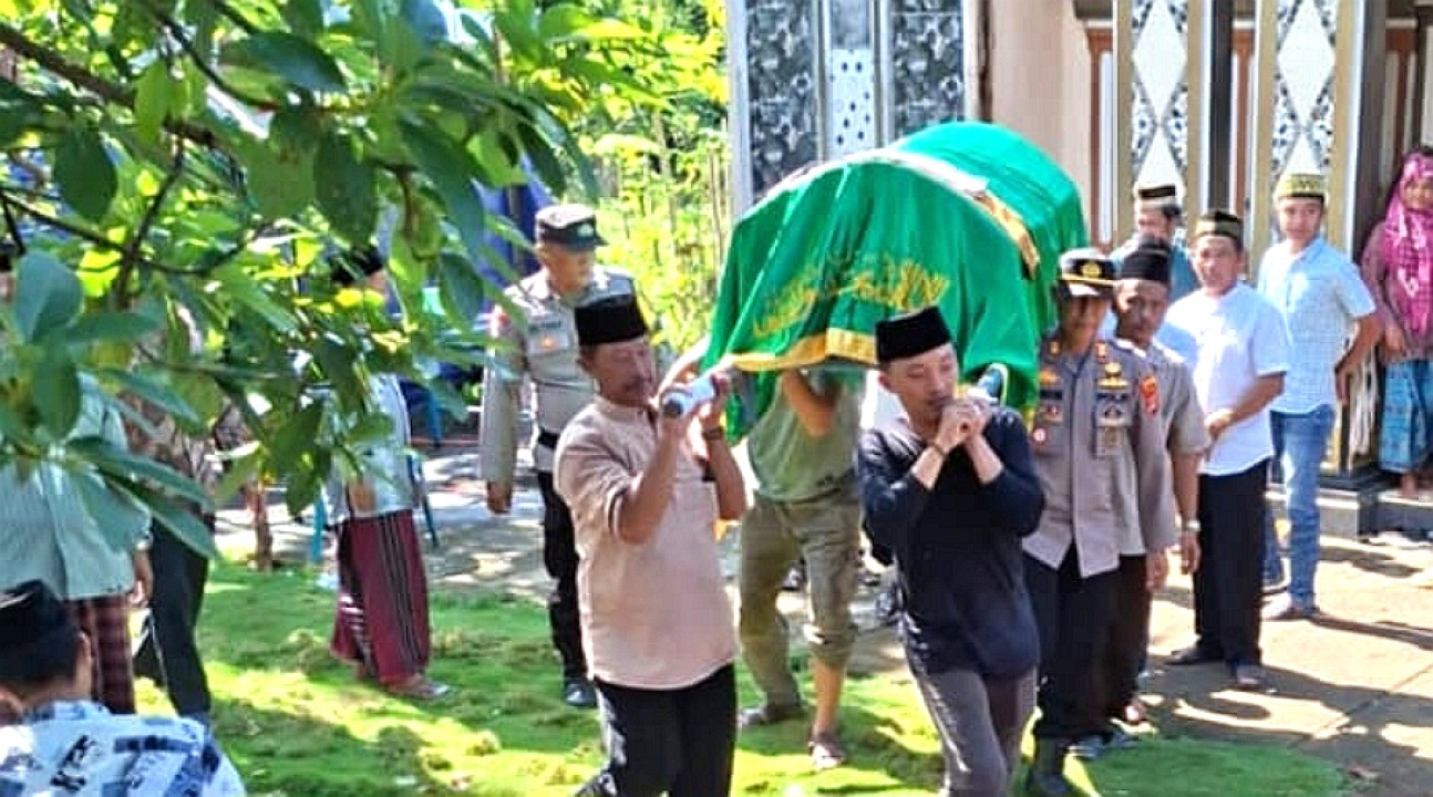 Kapolsek Kota Agung Takziah ke Rumah Duka Warga Pekon Kedamaian