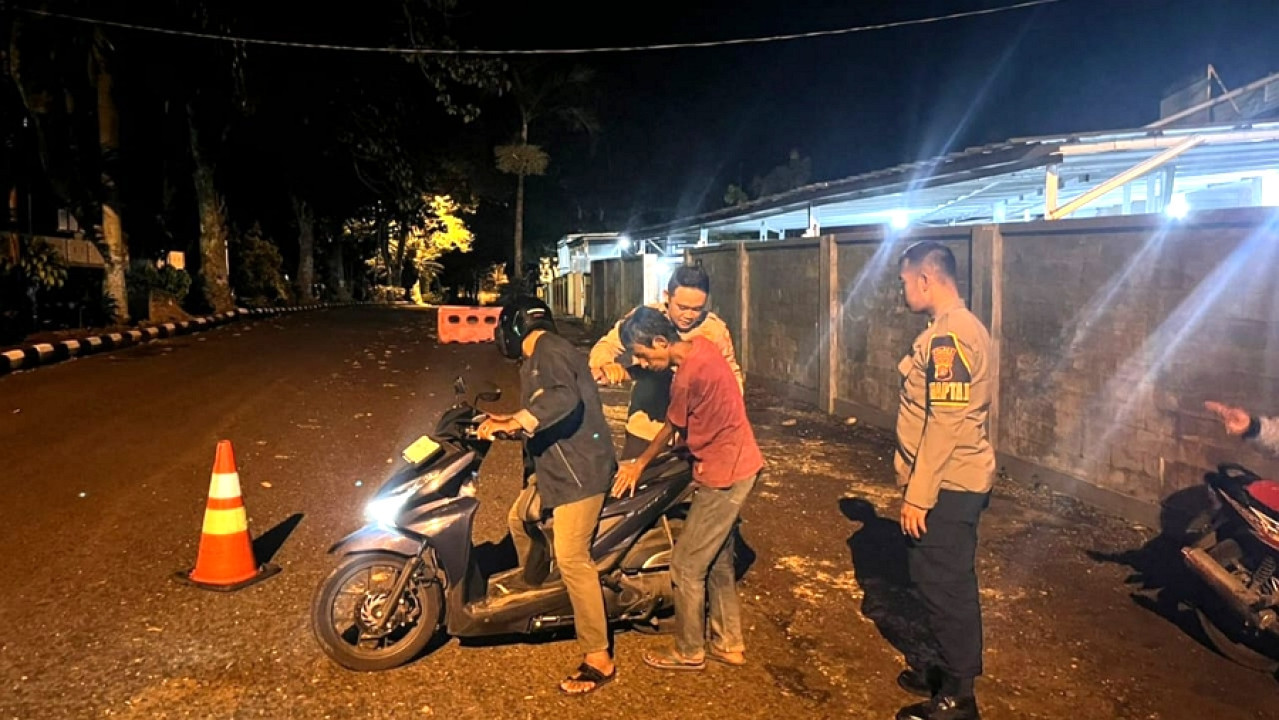Gerak Cepat Pamapta III Polres Tanggamus Tangani Pria Tergeletak di Jalan Batu Kramat
