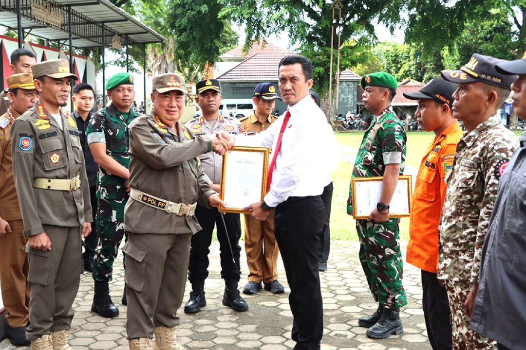 Bupati Tanggamus Berikan Penghargaan kepada 15 Personel Polres Tanggamus