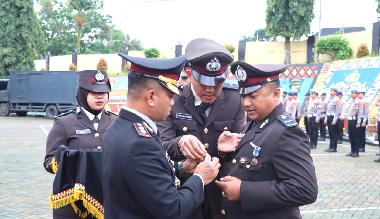 Kapolres Sematkan Satyalencana Pengabdian dari Presiden RI kepada Sembilan Personelnya