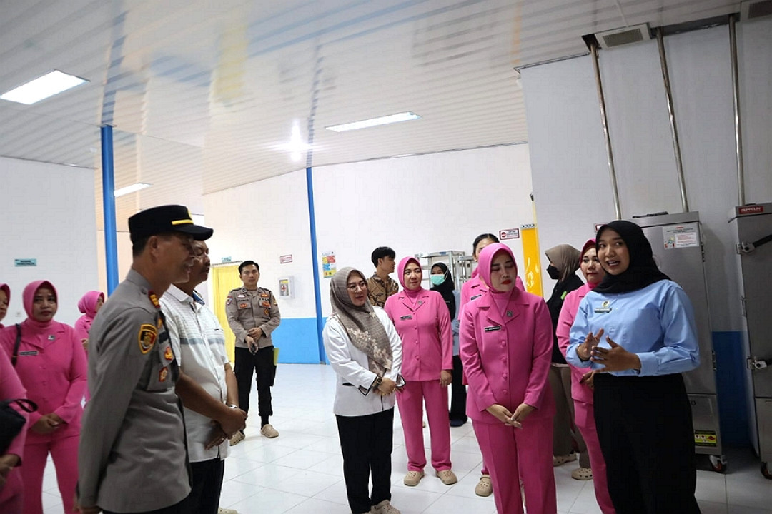 Ketua Bhayangkari Cabang Tanggamus Tinjau Dapur SPPG