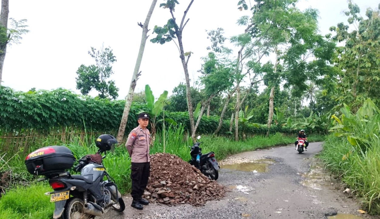 Respon Cepat Polsek Pugung, Patroli Cegah Pungli di Jalan Rusak Pekon Tanjung Kemala