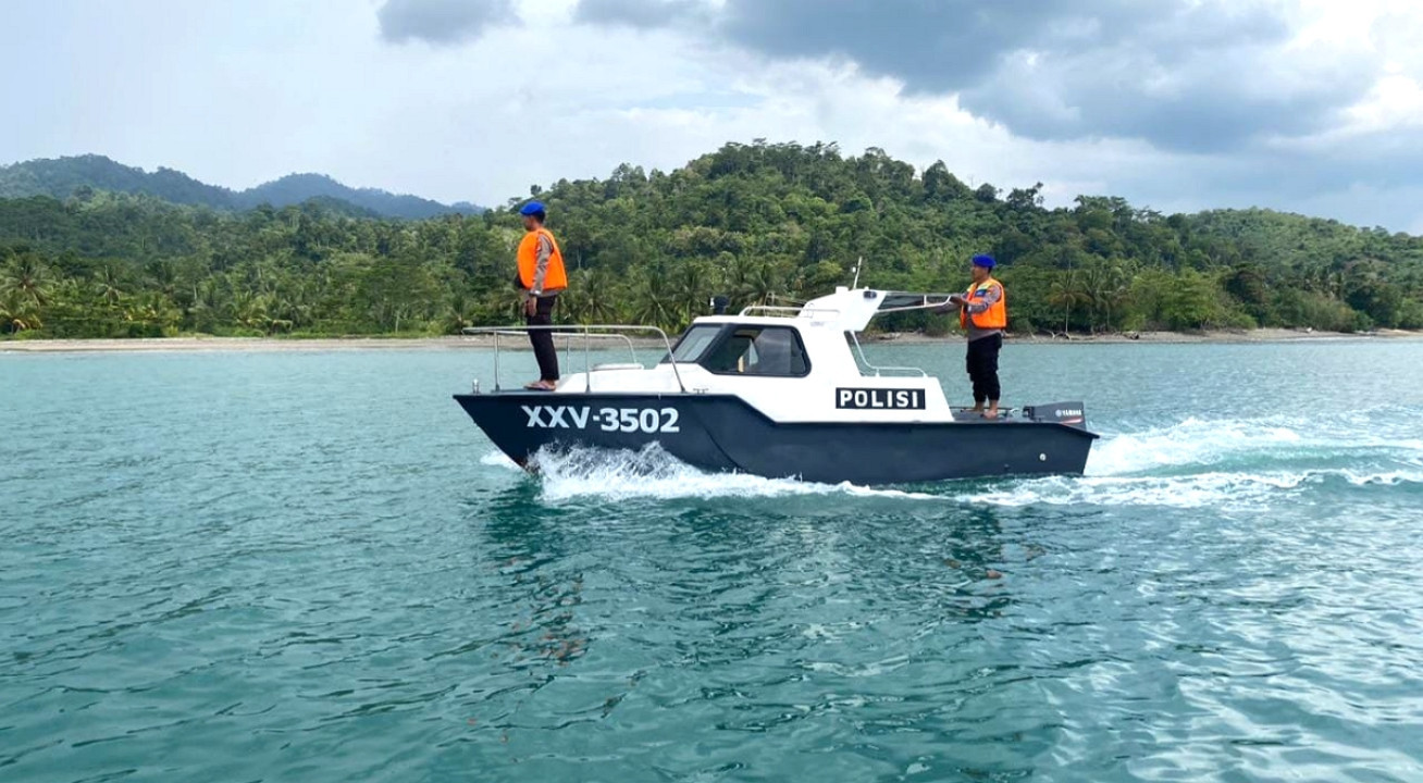 Satpolairud Polres Tanggamus Lakukan Pencarian Korban Hilang Kebakaran KM Maulana 3.0