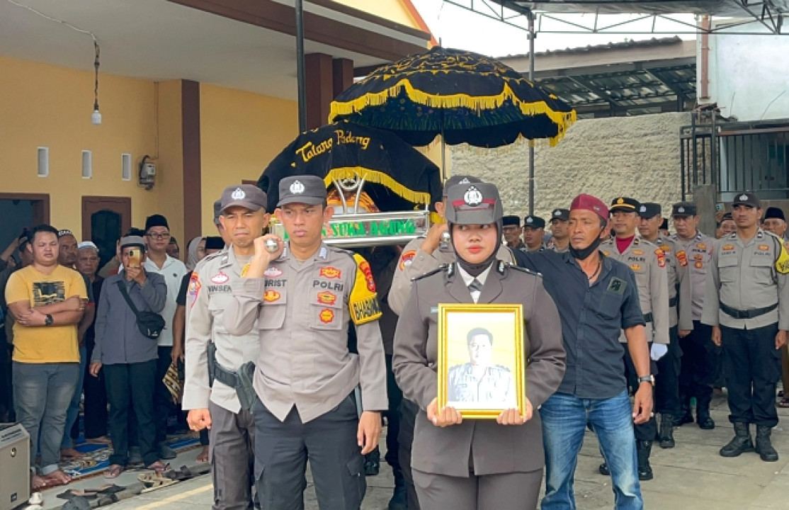 Wakapolres Tanggamus Pimpin Upacara Pemakaman Aiptu Riduan Hadi