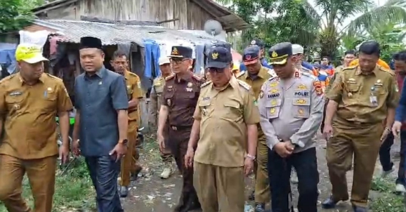 Kapolres Tanggamus Bersama Forkopimda Tinjau Lokasi Banjir Akibat Jebolnya Tanggul Kali Bego