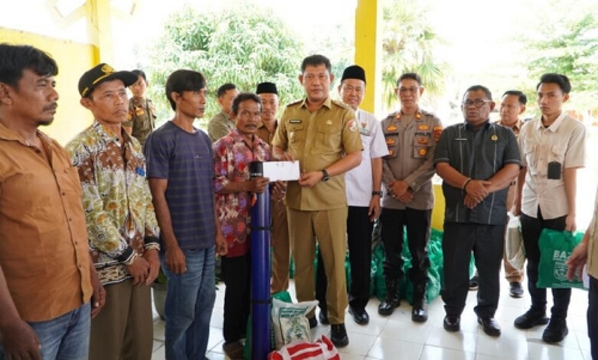 Wakil Bupati Tubaba Serahkan Bantuan untuk Korban Ledakan Mesin Oven