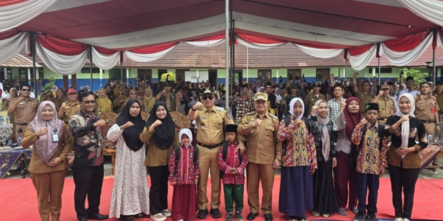 Seragam Gratis Parosil Mabsus dan Mad Hasnurin Jadi Program Primadona Masyarakat Lambar