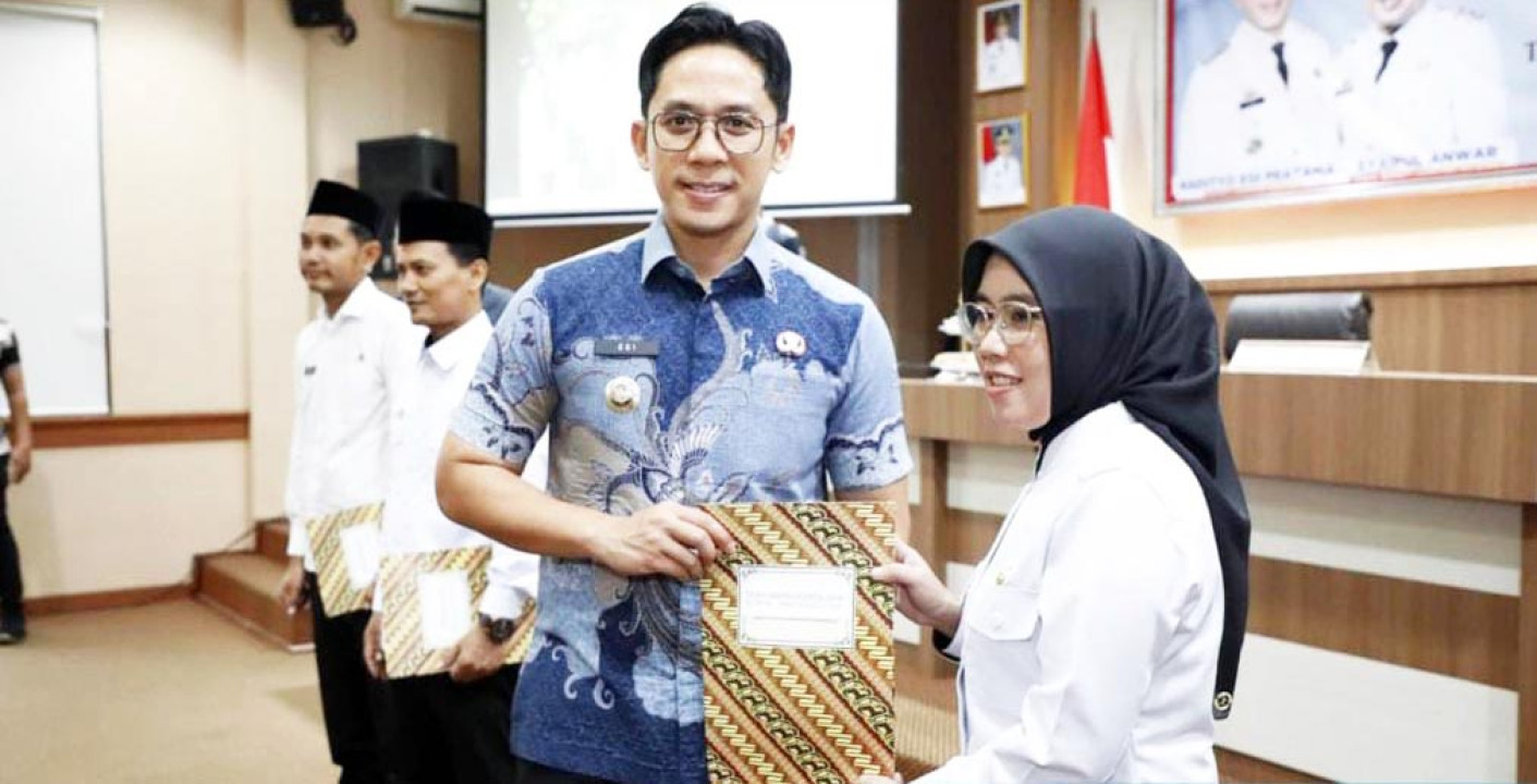 Bupati Lampung Selatan Serahkan SK PPPK 215 Pegawai Teknis Dinsos