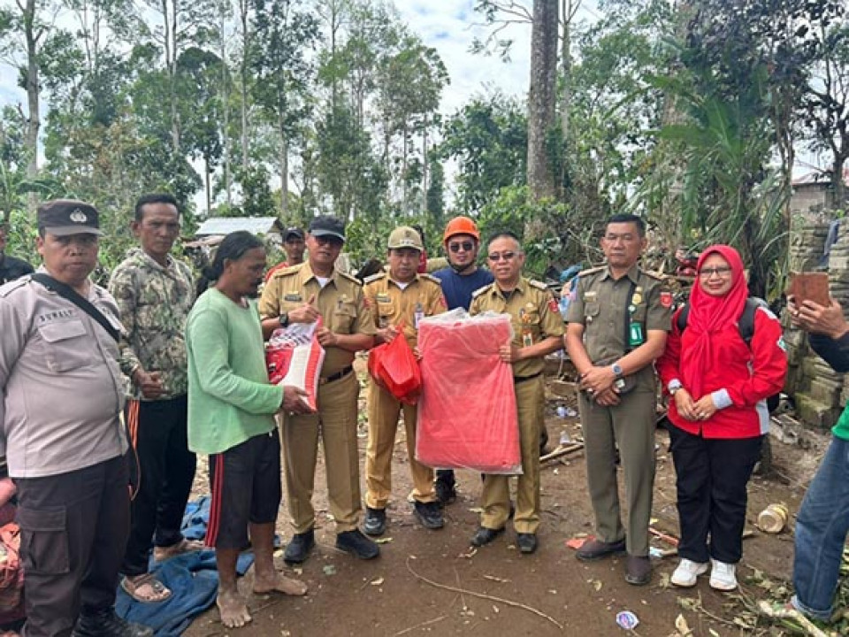 Pasca Cuaca Ekstrem di Balik Bukit Sekda Serahkan Bantuan
