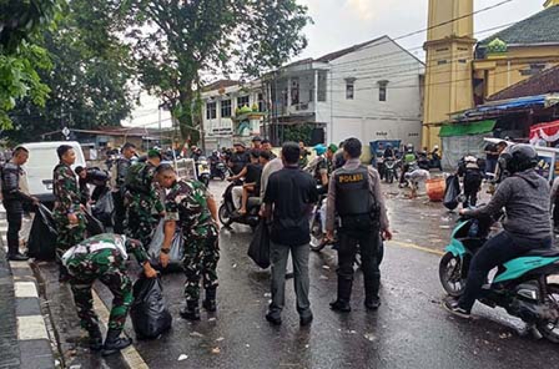Aksi Unjuk Rasa di DPRD Lampung Meninggalkan Tumpukan Sampah di Sejumlah Titik