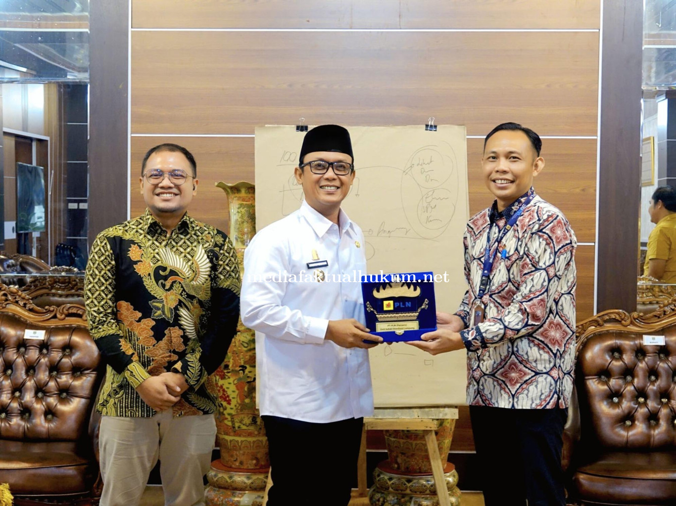 Bupati_Ardito_Bahas_Pemerataan_Listrik_dengan_PLN,_Fokus_Mataram_Udik_dan_Way_Terusan.jpg