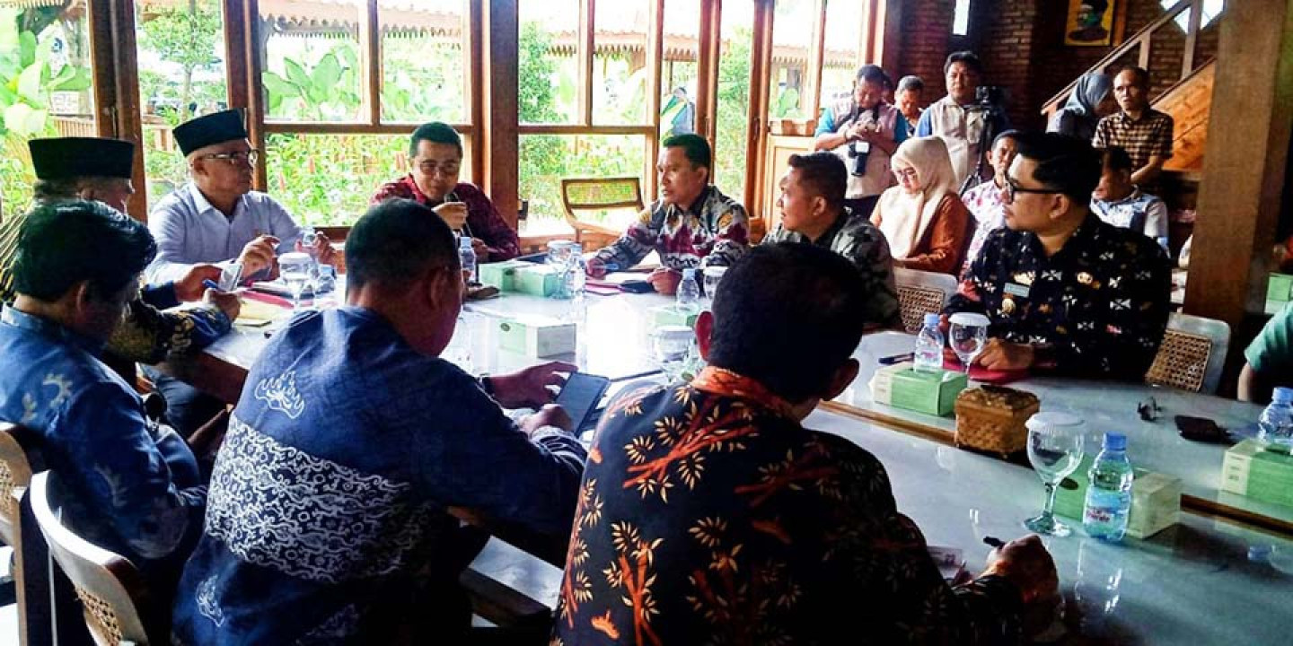Bupati_Lambar_Minta_Dinas_PUPR_Penanganan_Ruas_Jalan_Terdampak_Longsor.jpg