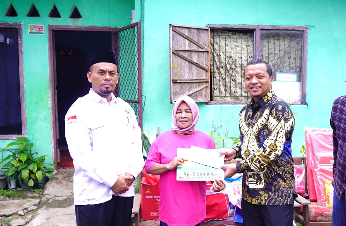 Bupati Kunjungi dan Salurkan Bantuan bagi Korban Rumah Roboh di Podomoro