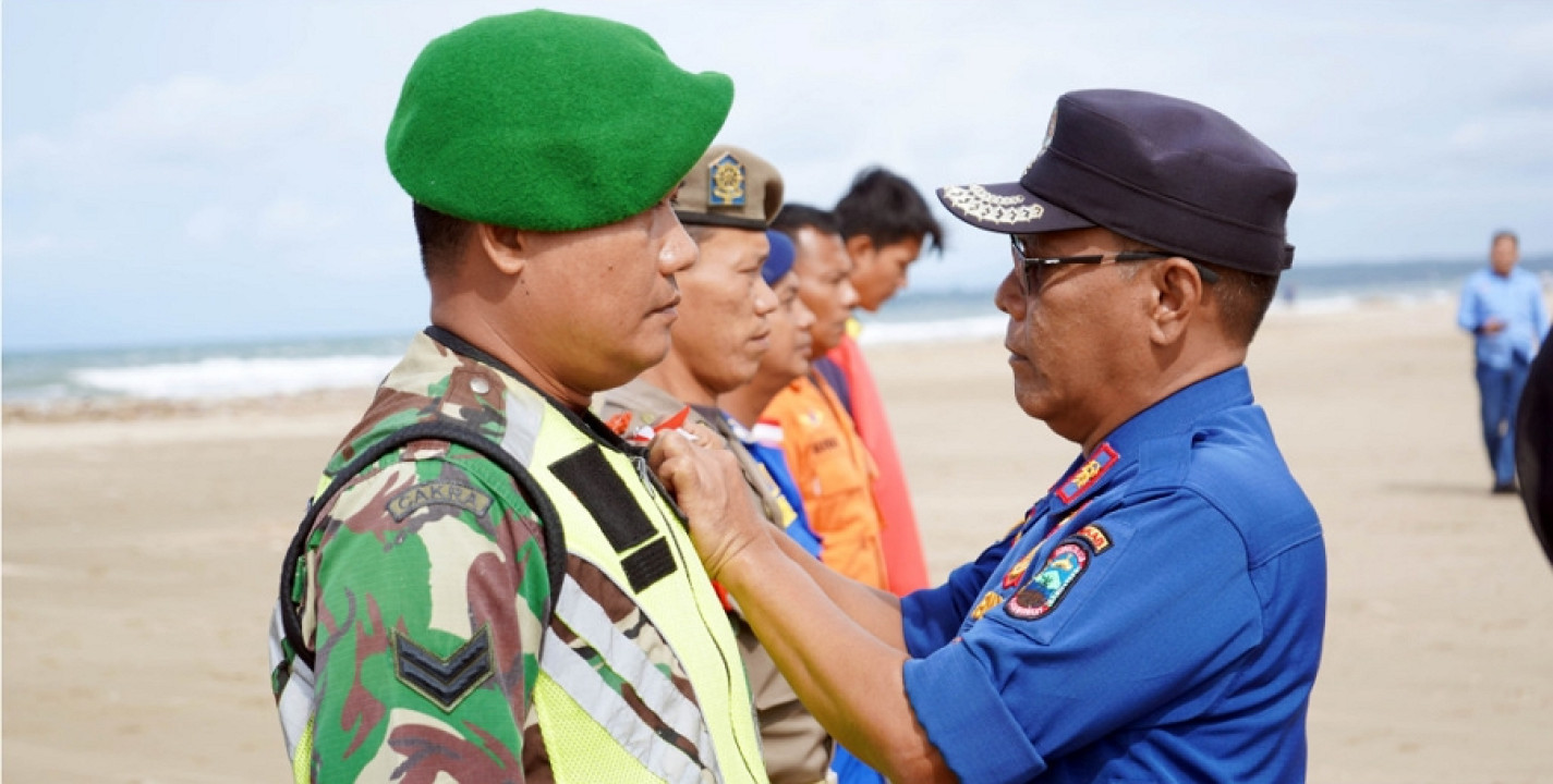 Damkar Lamsel Gelar Pelatihan Water Rescue di Pantai Kedu