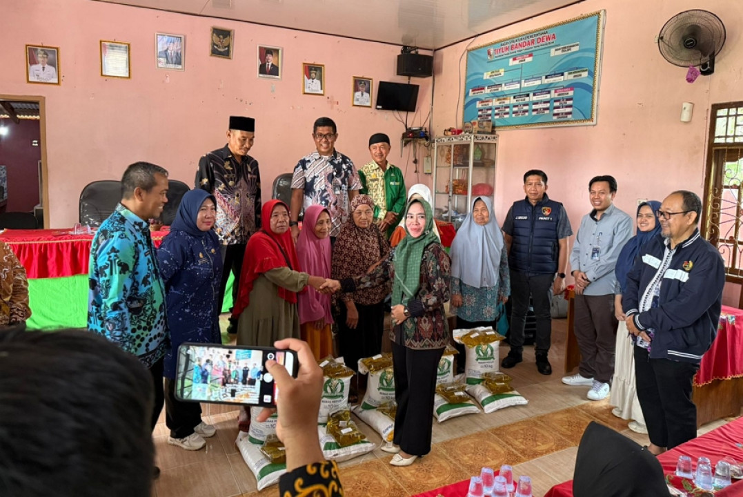 Polda Lampung Dampingi Bapanas Salurkan Bantuan Pangan di Dua Desa di Tubaba