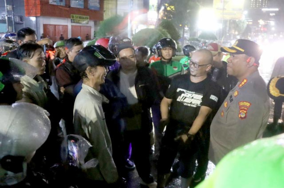 Diguyur_Hujan,_Polresta_Bandarlampung_dan_Ojol_Gelar_Doa_Bersama_untuk_Affan_di_Tugu_Adipura.jpg