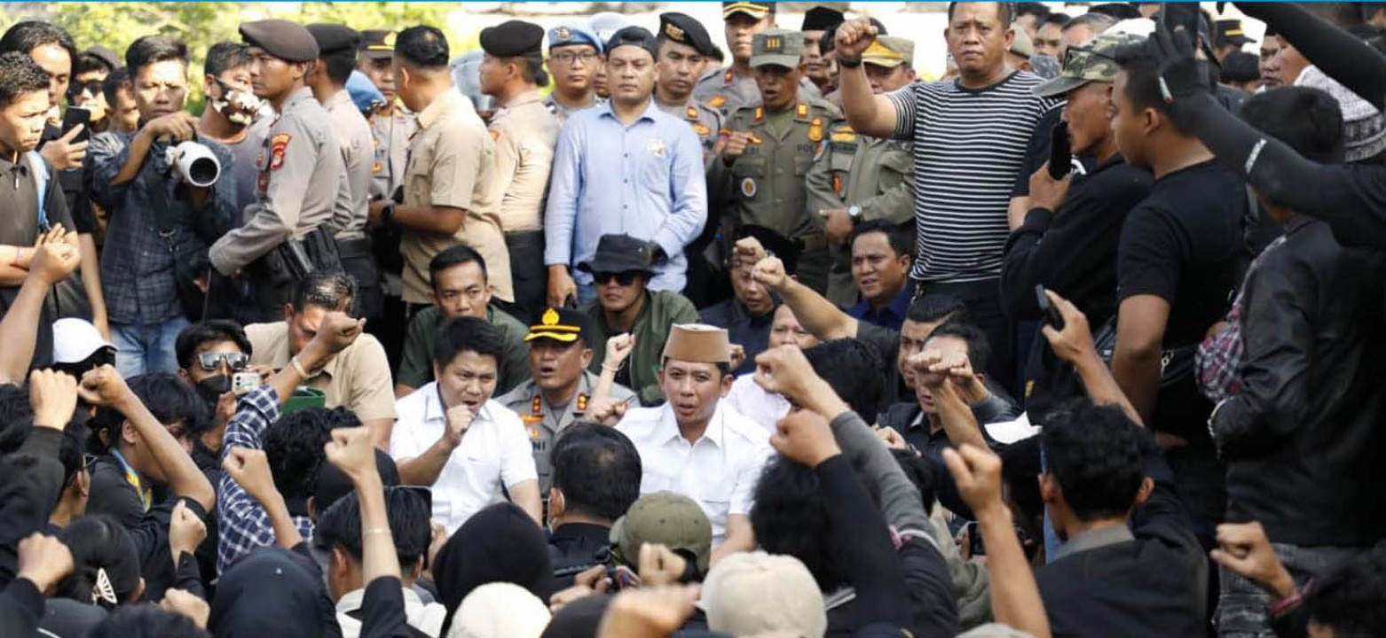 Duduk_di_Aspal,_Bupati_Egi_Serap_Aspirasi_Rakyat_dengan_Hati-2.jpg