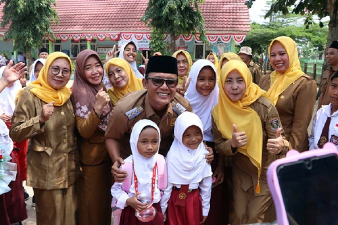 Dukung_Program_Gizi_Anak,_Bupati_Lampung_Tengah_Bagikan_Susu_di_SDN_3_Buyut_Ilir.jpg
