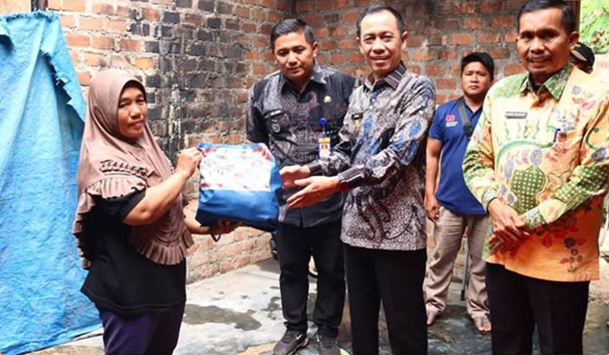 Pemkab Lampung Utara Serahkan Bantuan ke Korban Kebakaran dan Angin Kencang