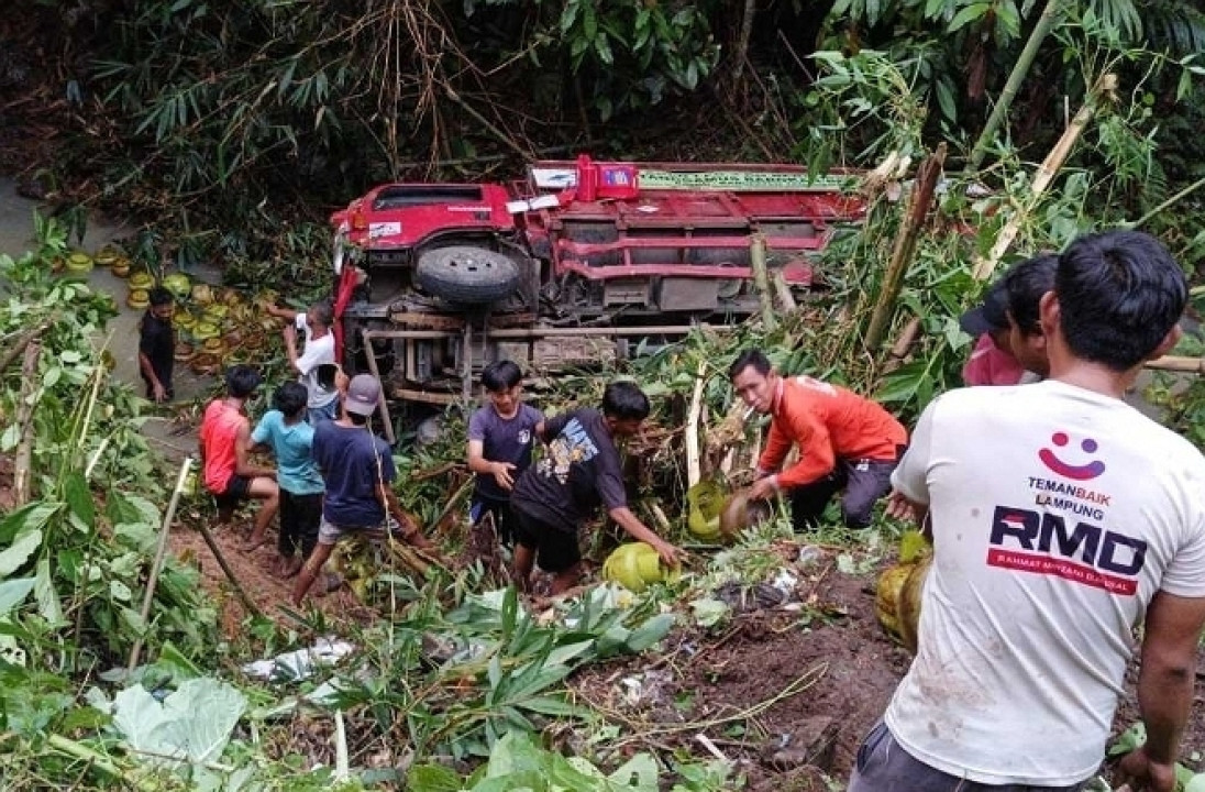 Truk Pembawa Tabung Gas Terjun ke Jurang