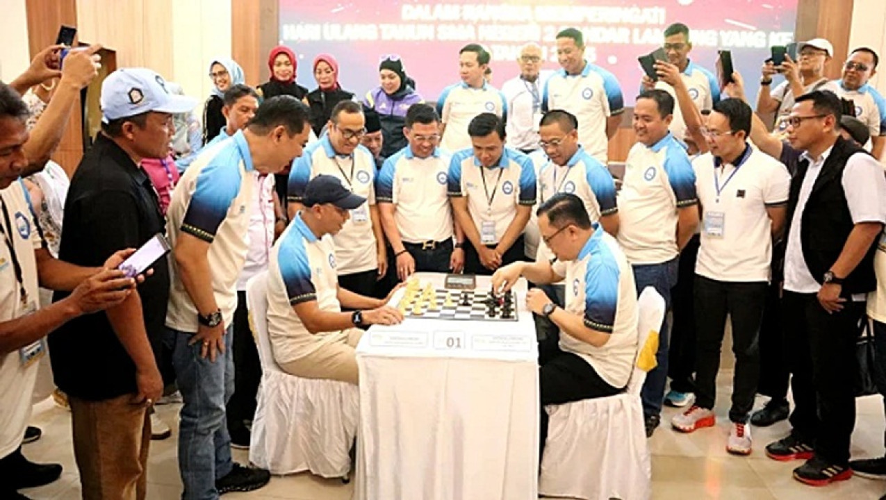 Gubernur_dan_Kapolda_Lampung_Adu_Strategi_di_Pembukaan_Turnamen_Catur_Smanda_Cup_2025.jpg