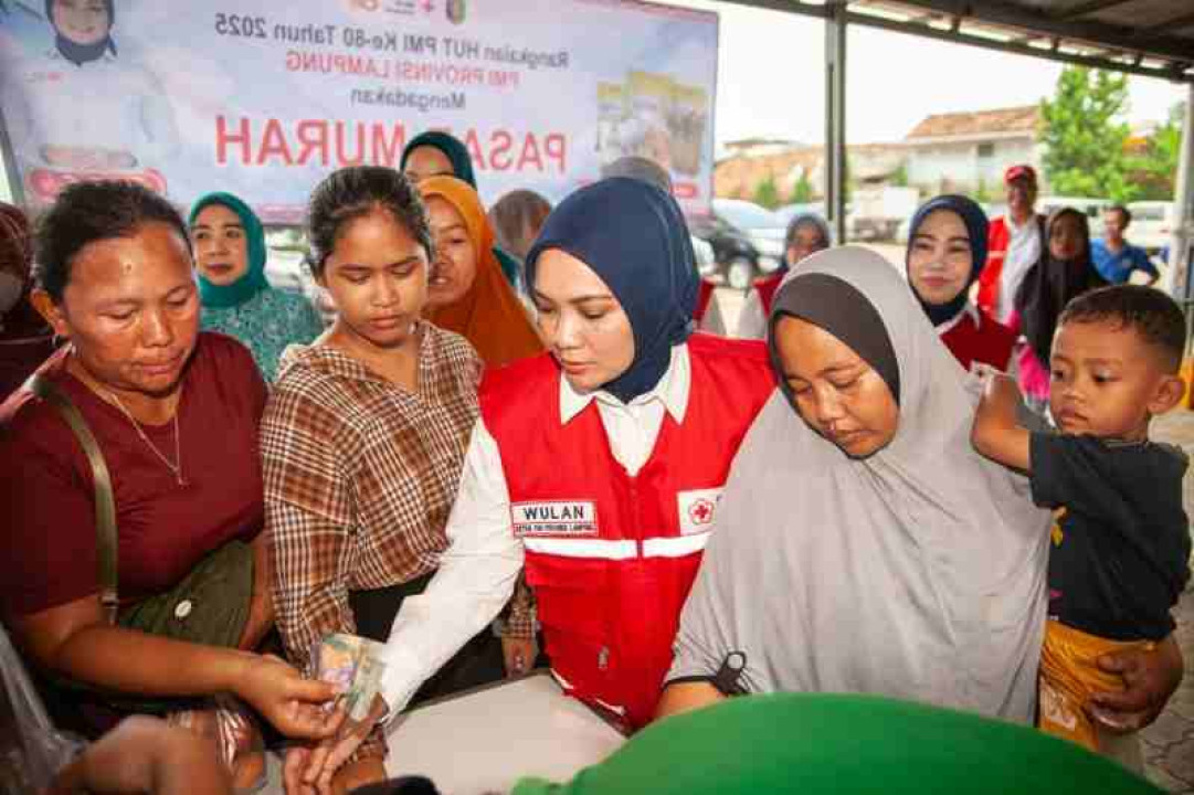Harga_Terjangkau,_Warga_Antusias_Sambut_Pasar_Murah_PMI_Lampung_di_Pesawahan.jpg