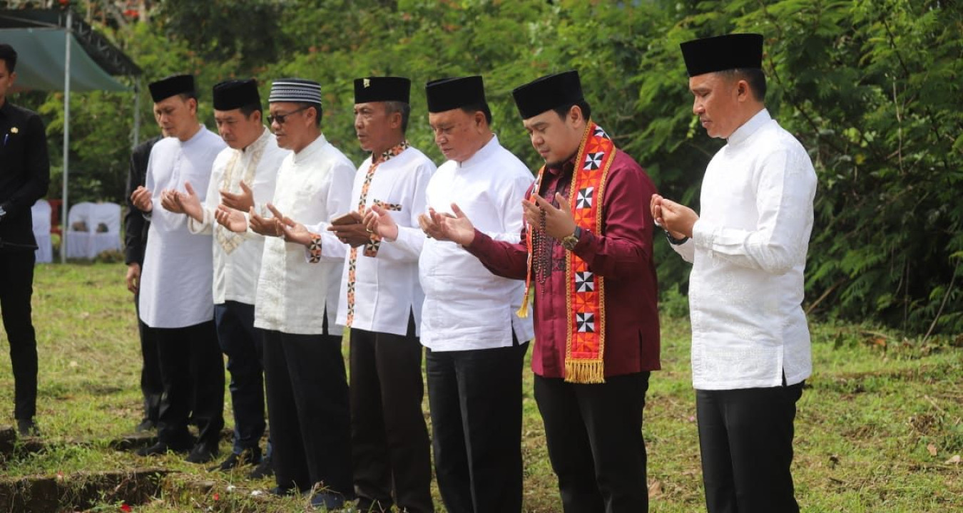 Peringati HUT ke-34 Lambar, Bupati Berama Forkopimda Ziarah Kubur dan Doa Bersama