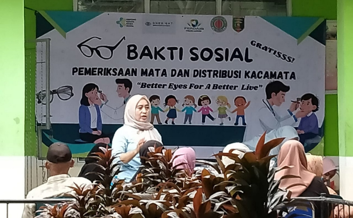 Dinkes Lampung Bersama Dinkes Lamsel Lakukan Pemeriksaan Mata dan Bagikan Kacamata Gratis