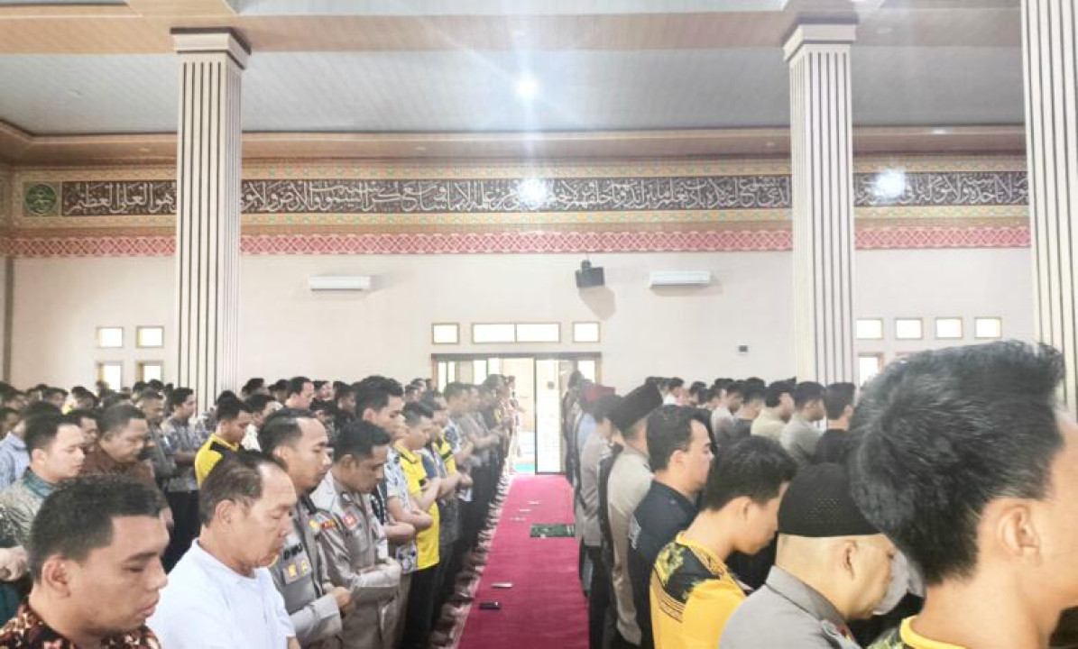 Kapolda_Lampung_Sampaikan_Bela_Sungkawa,_Personel_Polda_dan_Masyarakat_Gelar_Sholat_Gaib.jpg