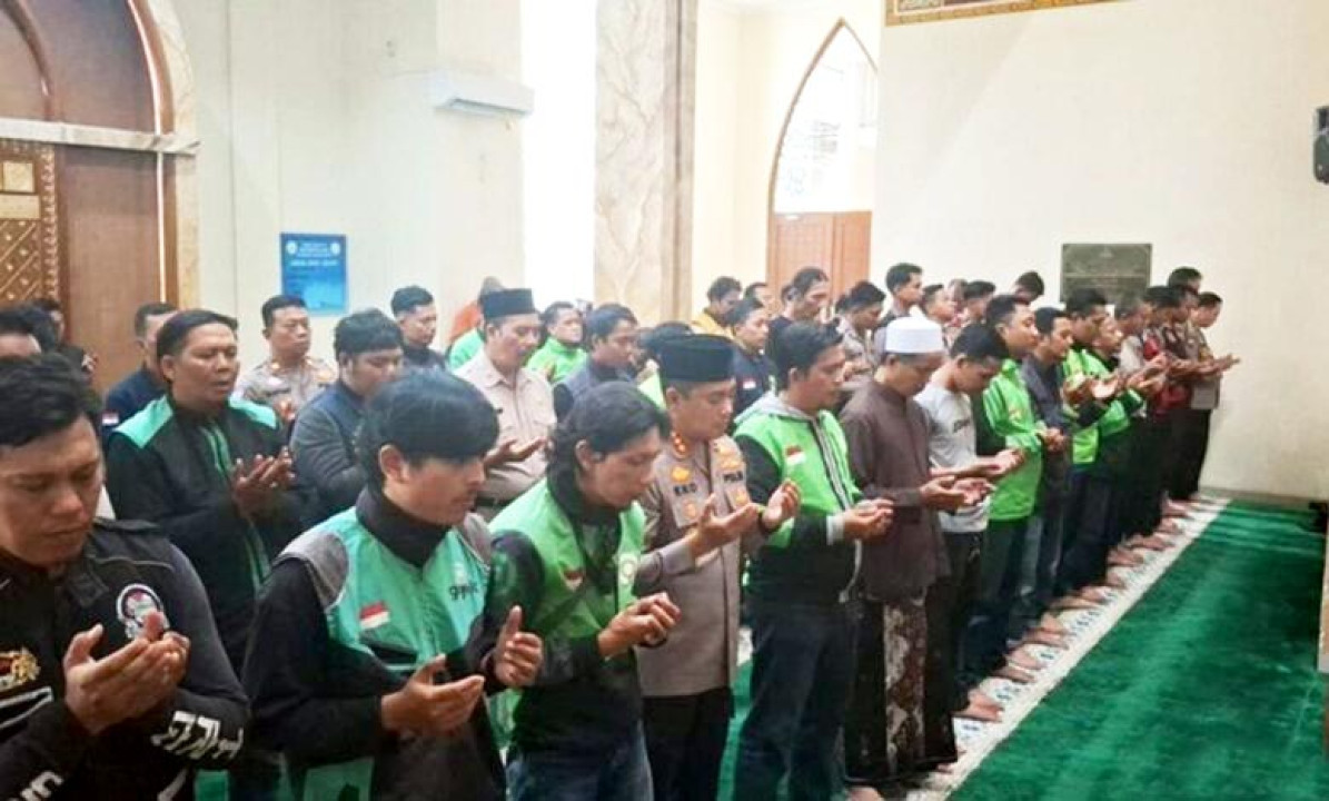 Kapolresta_Bogor_dan_Komunitas_Ojol_Gelar_Salat_Gaib_Doakan_Affan_Kurniawan.jpg