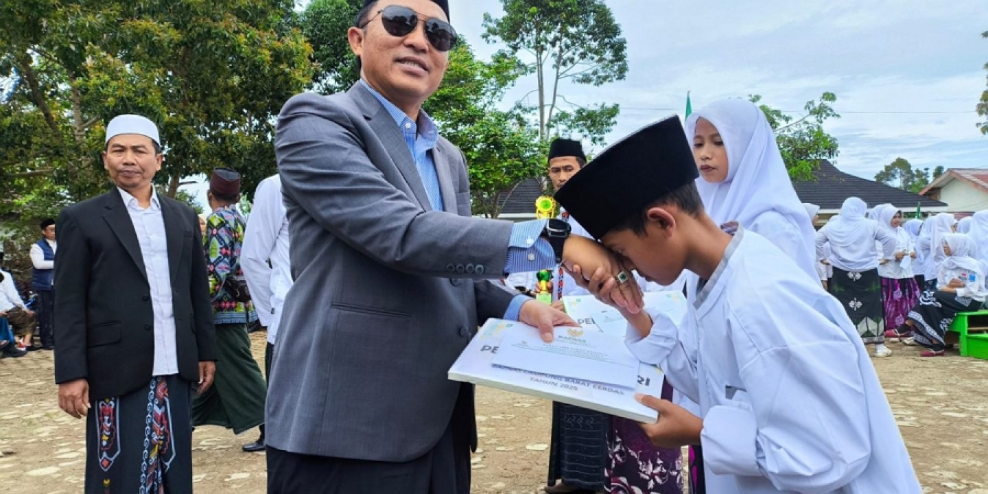 Bupati Parosil Mabsus Apresiasi Santri Berprestasi di Hari Santri Nasional 2025