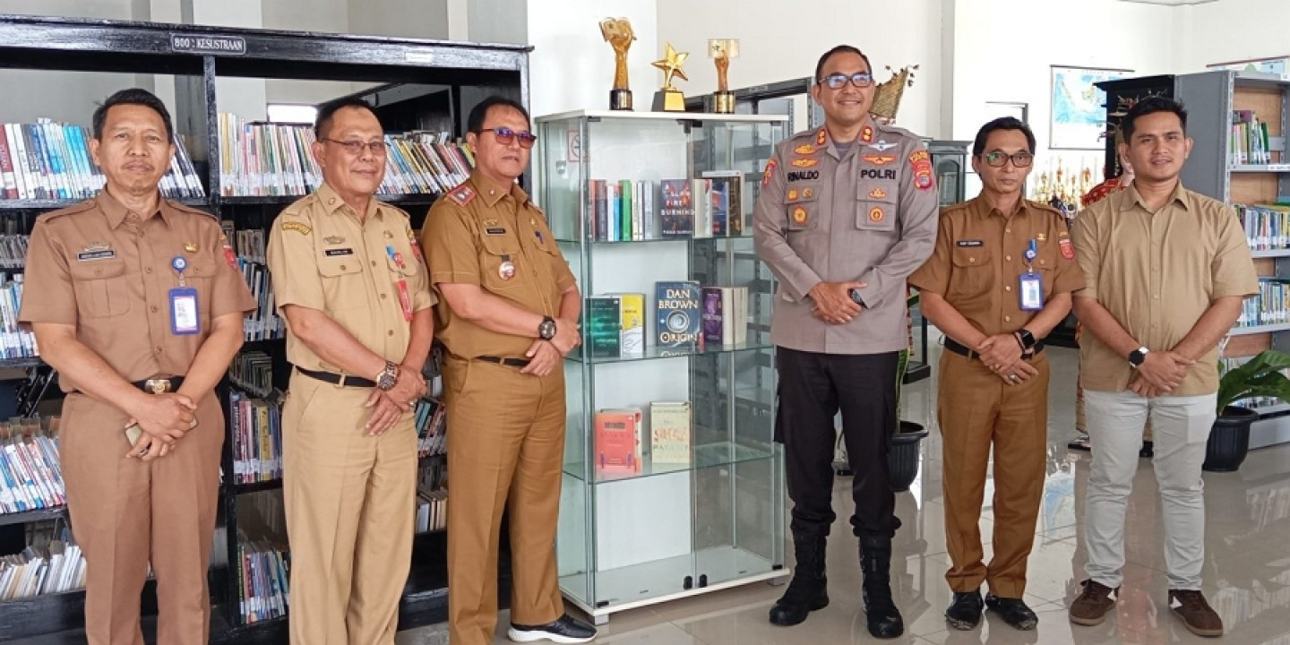Perpustakaan Lambar Terima Hibah 38 Buku Koleksi Pribadi Kapolres AKBP Rinaldo Aser