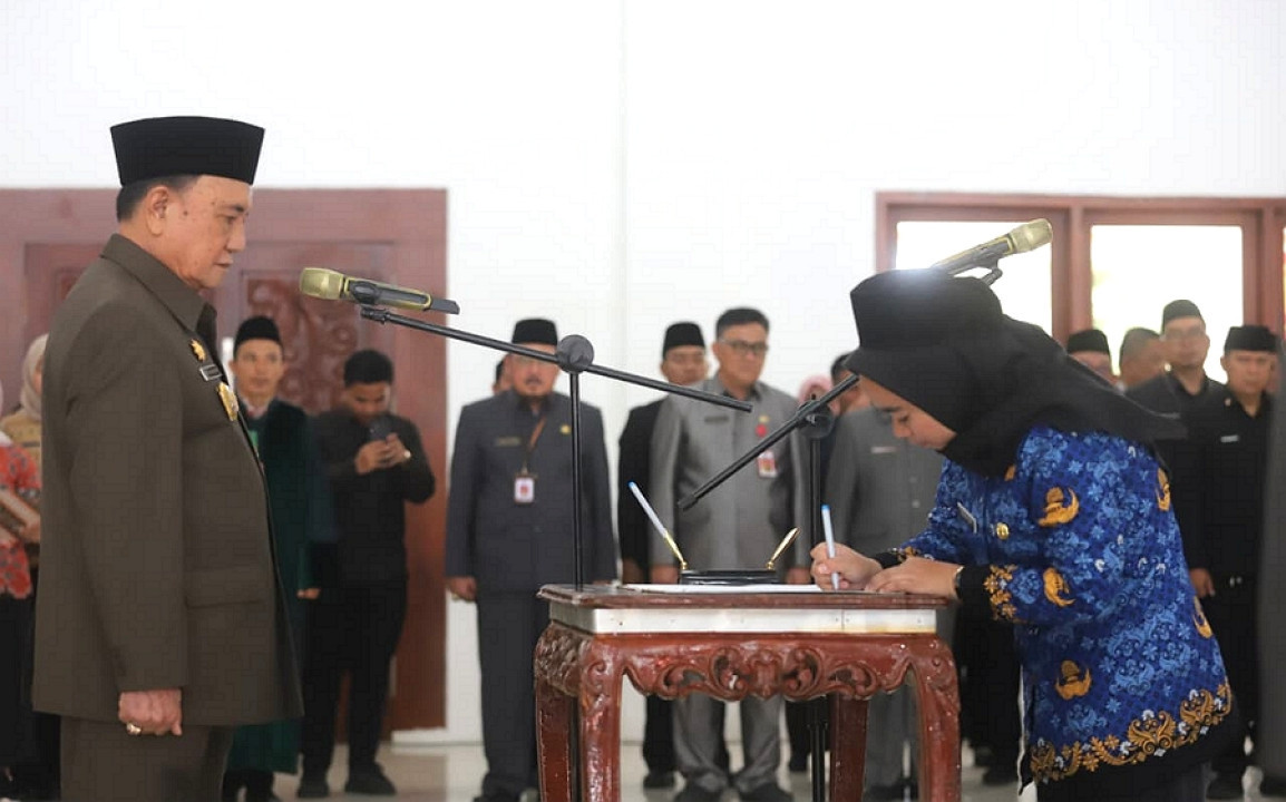 Mad Hasnurin Lantik 23 Pejabat Fungsional Pemkab Lambar