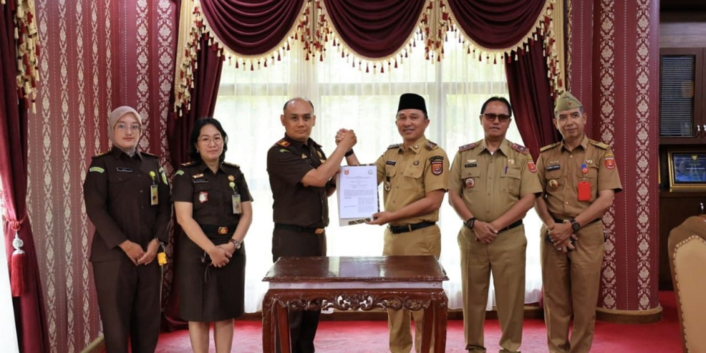 Pemkab Lambar Serahkan Hibah Tanah untuk Kejaksaan Negeri