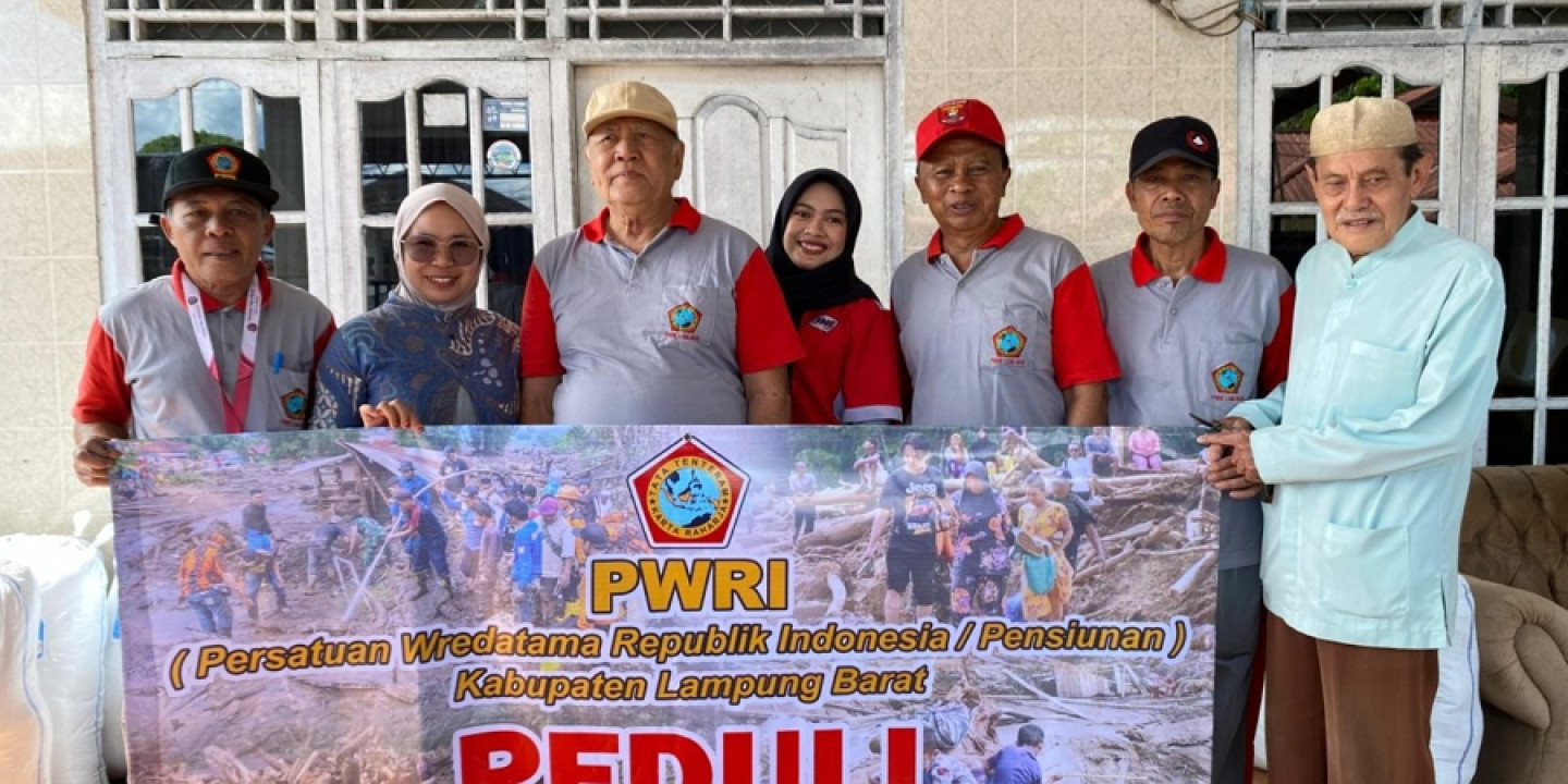Peduli Banjir Sumatera, PWRI Lampung Barat Bersama JNE Salurkan Bantuan Kemanusiaan
