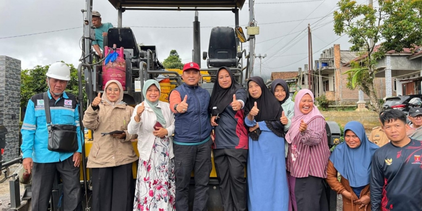 Warga Pekon Waspada Sambut Antusias Pengaspalan Jalan