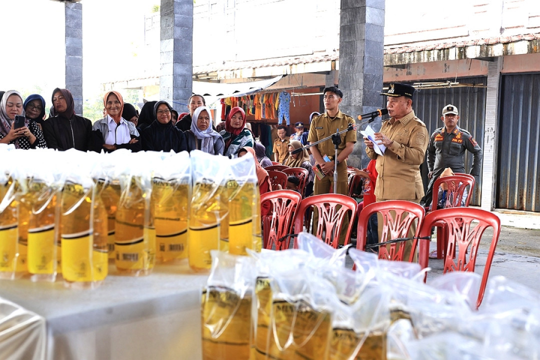 Pemkab Lambar Gelar Operasi Pasar Murah Sediakan 6.000 Liter Minyak Goreng untuk Masyarakat