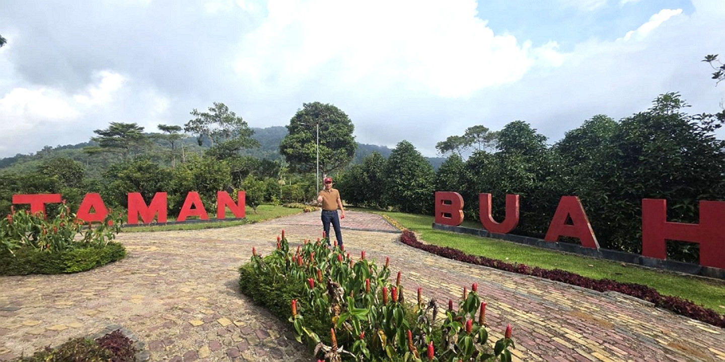 Bupati Parosil Ajak Masyarakat Kunjungi Kebun Raya Liwa
