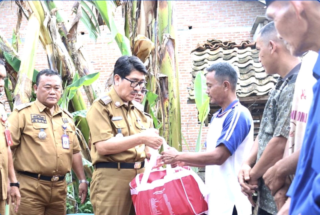 Bantuan Bupati Pulihkan Warga Terdampak Puting Beliung di Desa Papan Rejo