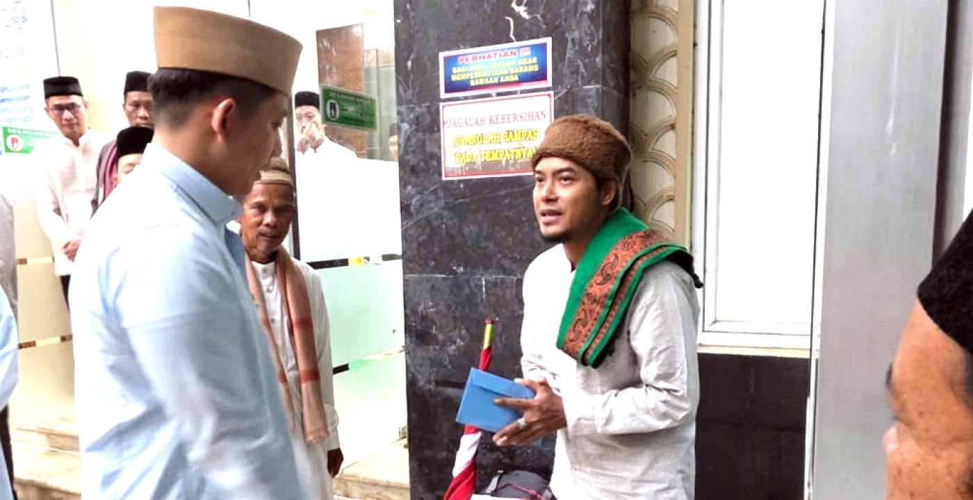 121 Hari Jalan Kaki ke Mekkah, Musafir Asal Surabaya dapat Bantuan dari Bupati Egi saat Iktikaf 