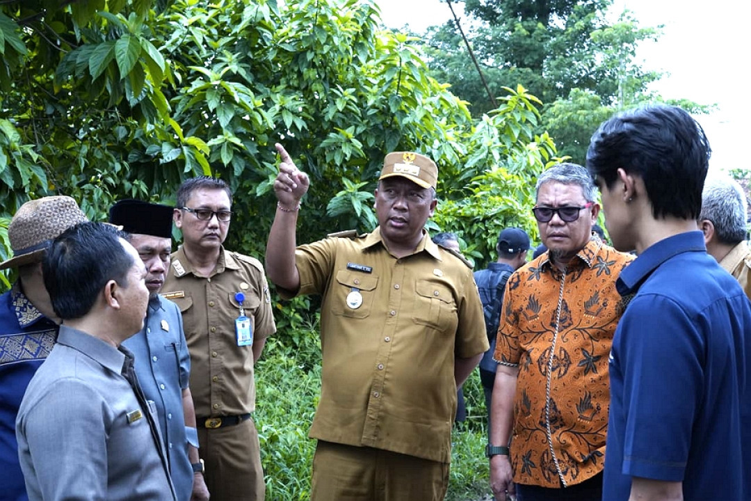 Plt. Bupati Lamteng Tinjau Jembatan Roboh di Kampung Tanjung Ratu