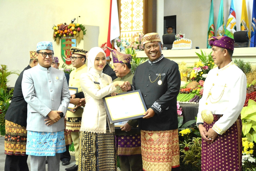 Rapat Paripurna HUT ke-62 Lampung, Plt. Bupati I Komang Koheri Raih Sertifikat Budaya