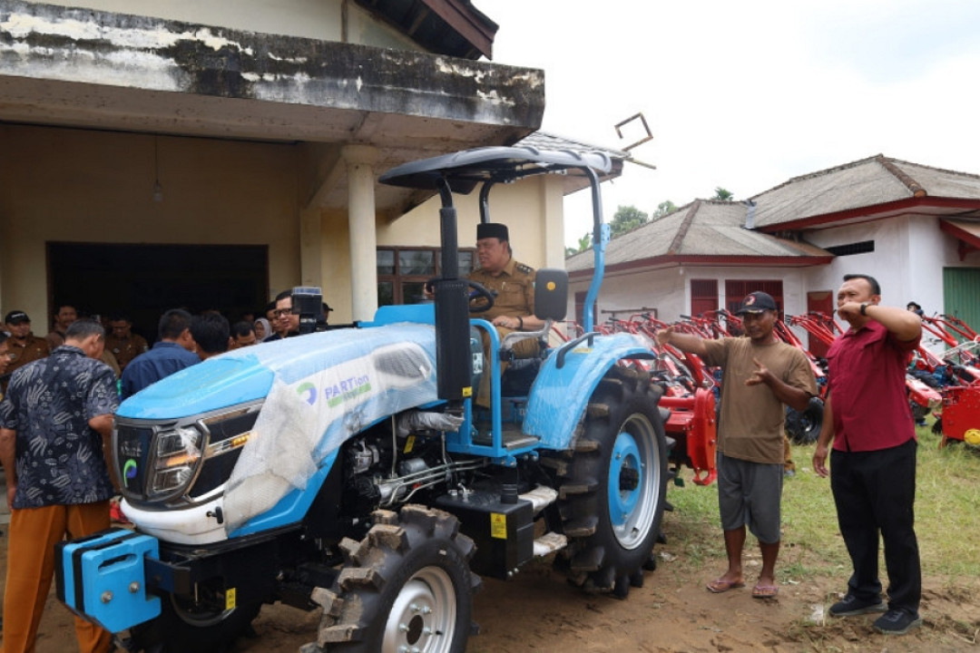 Wabup Azwar Hadi Serahkan Alsintan untuk Perkuat Produktivitas Petani