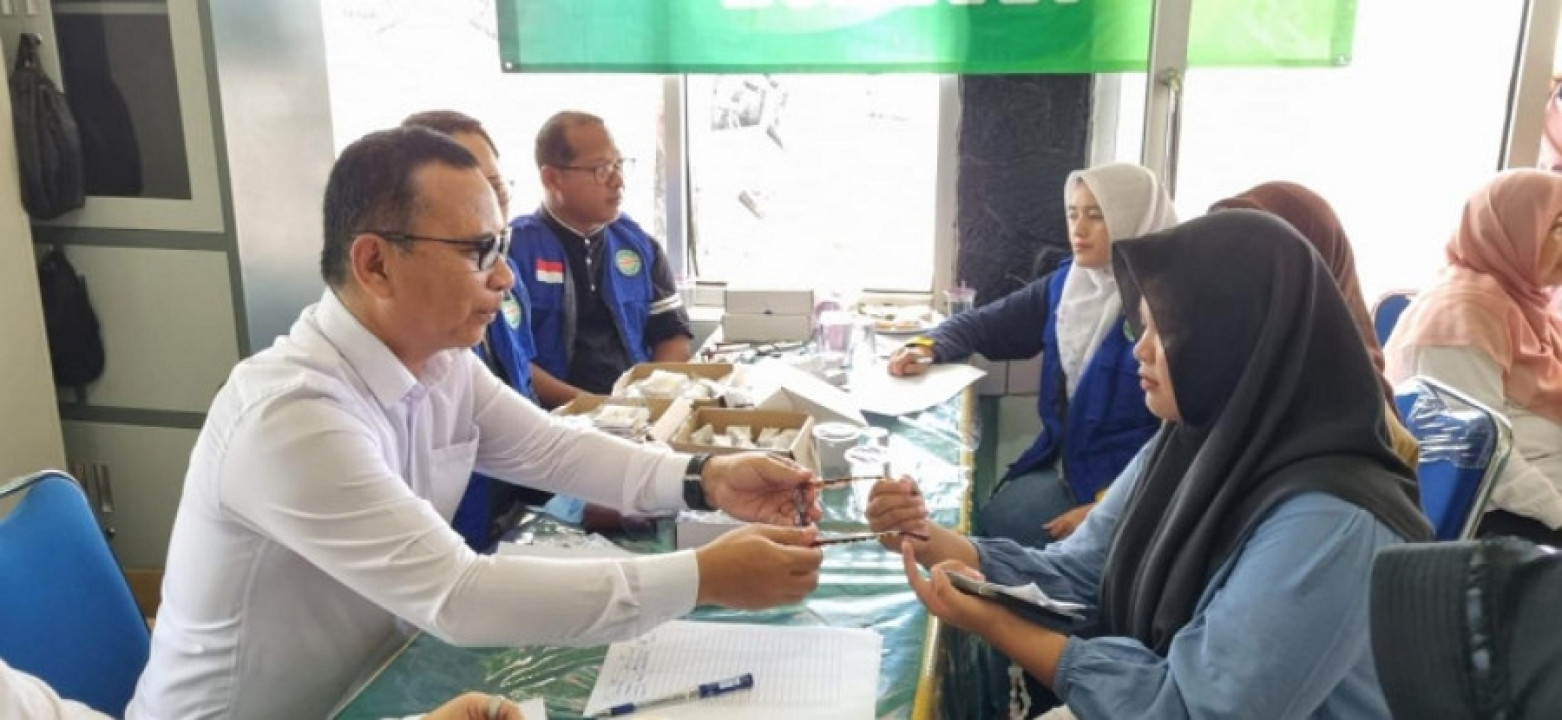 Warga Labuhan Maringgai Nikmati Layanan Kesehatan Gratis, Ribuan Kacamata Dibagikan