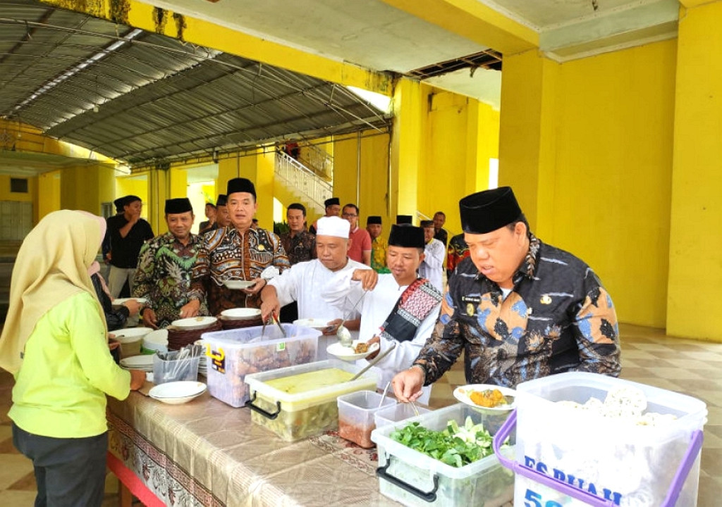 Wabup Azwar Hadi, Ajak ASN Ramaikan Sholat Jumat di Islamic Center