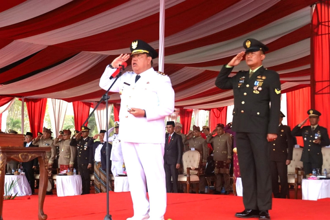Wabup Azwar Hadi Pimpin Upacara Penurunan Bendera HUT ke-81 RI di Lamtim