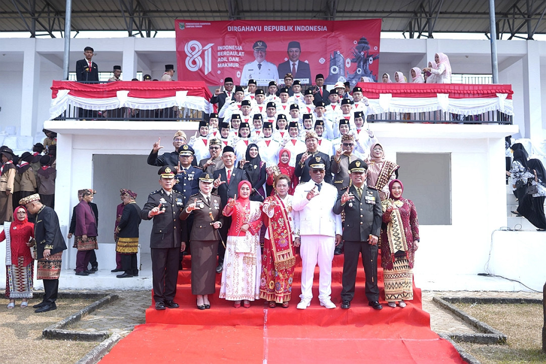 Kajari Lampung Tengah Pimpin Upacara Penurunan Bendera HUT ke-81 RI