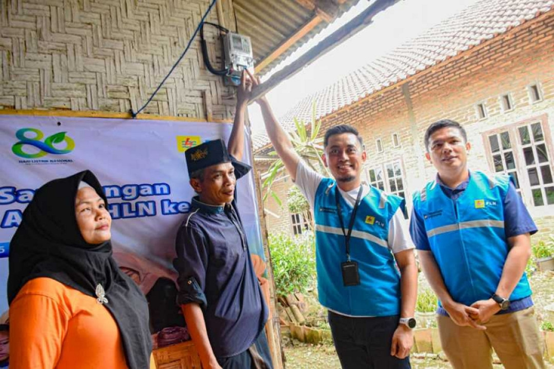 Hari Listrik Nasional ke-80, 12 Rumah Pra-Sejahtera di Metro Nikmati Listrik