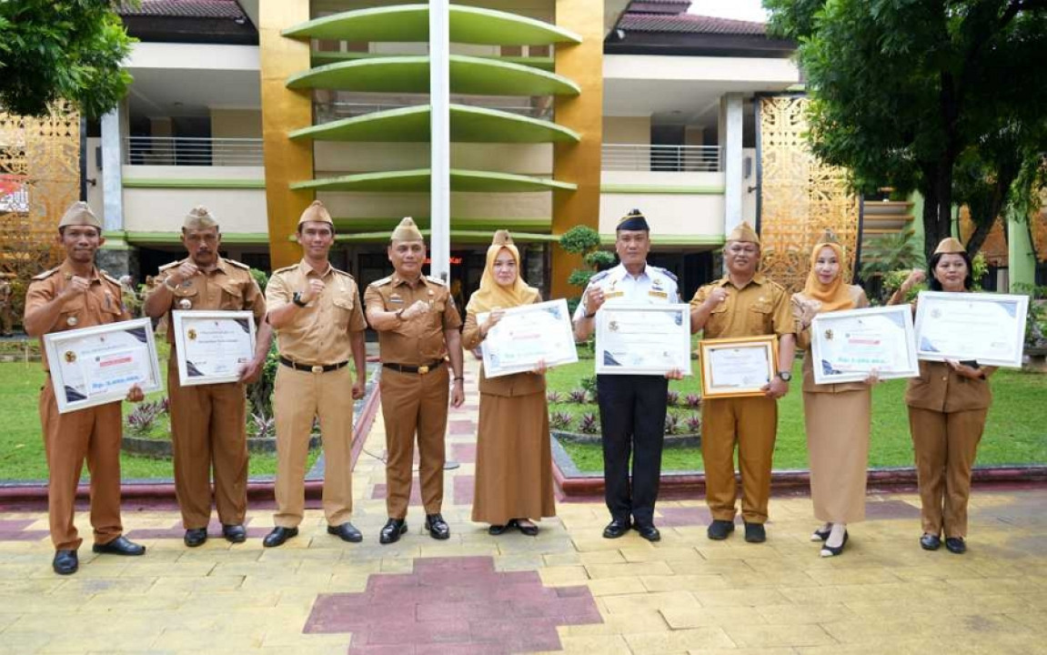 Pemkot Metro Gelar Apel Mingguan dan Serahkan Sejumlah Penghargaan