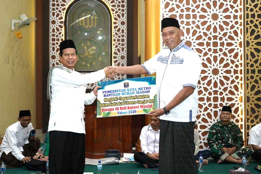 Safari Ramadan 2026, Pemkot Metro Pererat Ukhuwah dan Serahkan Bantuan Karpet Masjid
